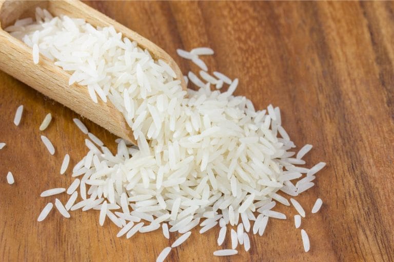 L'image montre une casserole vide et une main qui verse une quantité de riz par personne