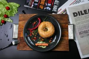 bagel sandwich street food saumon légumes pain rond garni