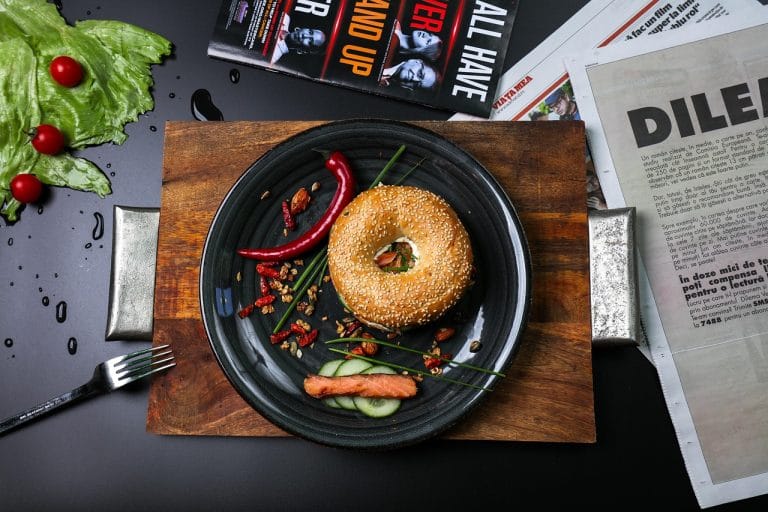 bagel sandwich street food saumon légumes pain rond garni