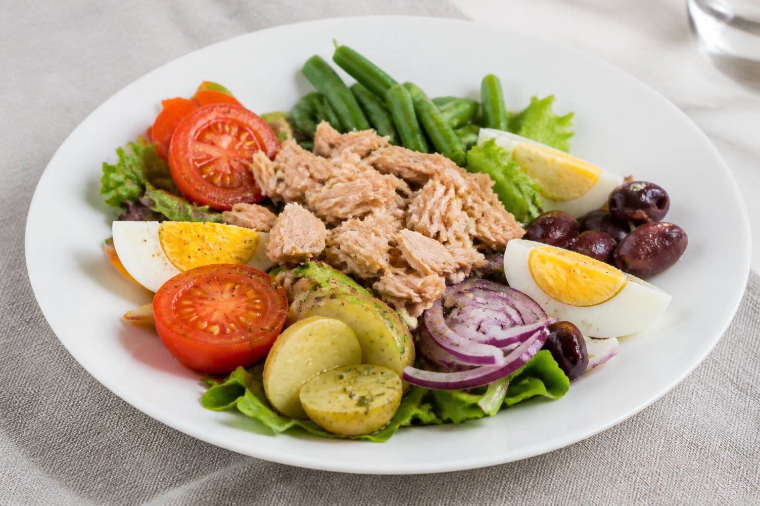 Salades complètes au thon en conserve